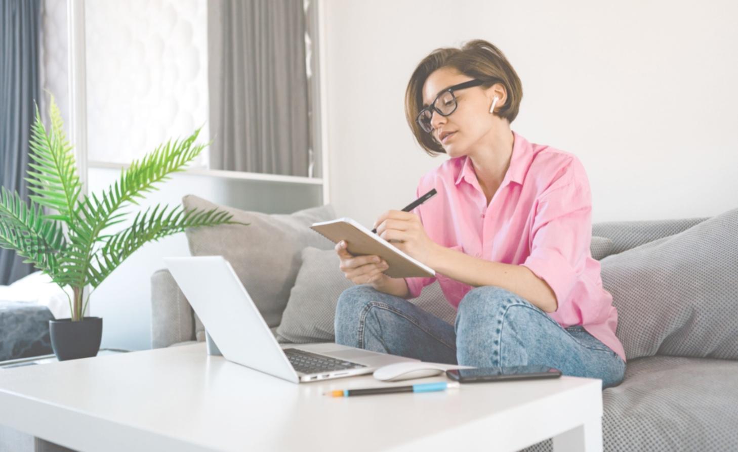Illustration d'une femme travaillant sereinement sur ses finances